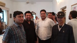 একান্তে সাংবাদিকদের সাথে আলাপকালে হুম্মাম চৌধুরী ও সাংবাদিকবৃন্দ।