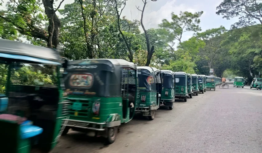 মহাসড়কে অবৈধ তিন চাকার যান, বাড়ছে দুর্ঘটনা; চাপে হাইওয়ে পুলিশ