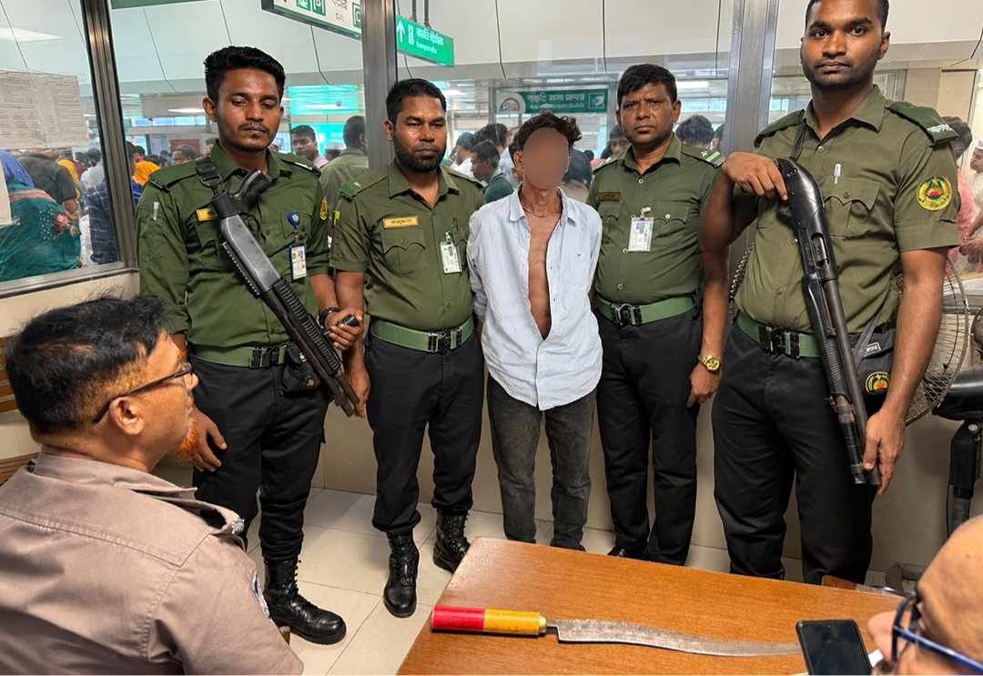 মতিঝিল মেট্রো স্টেশনে অস্ত্রসহ ছিনতাইকারী আটক