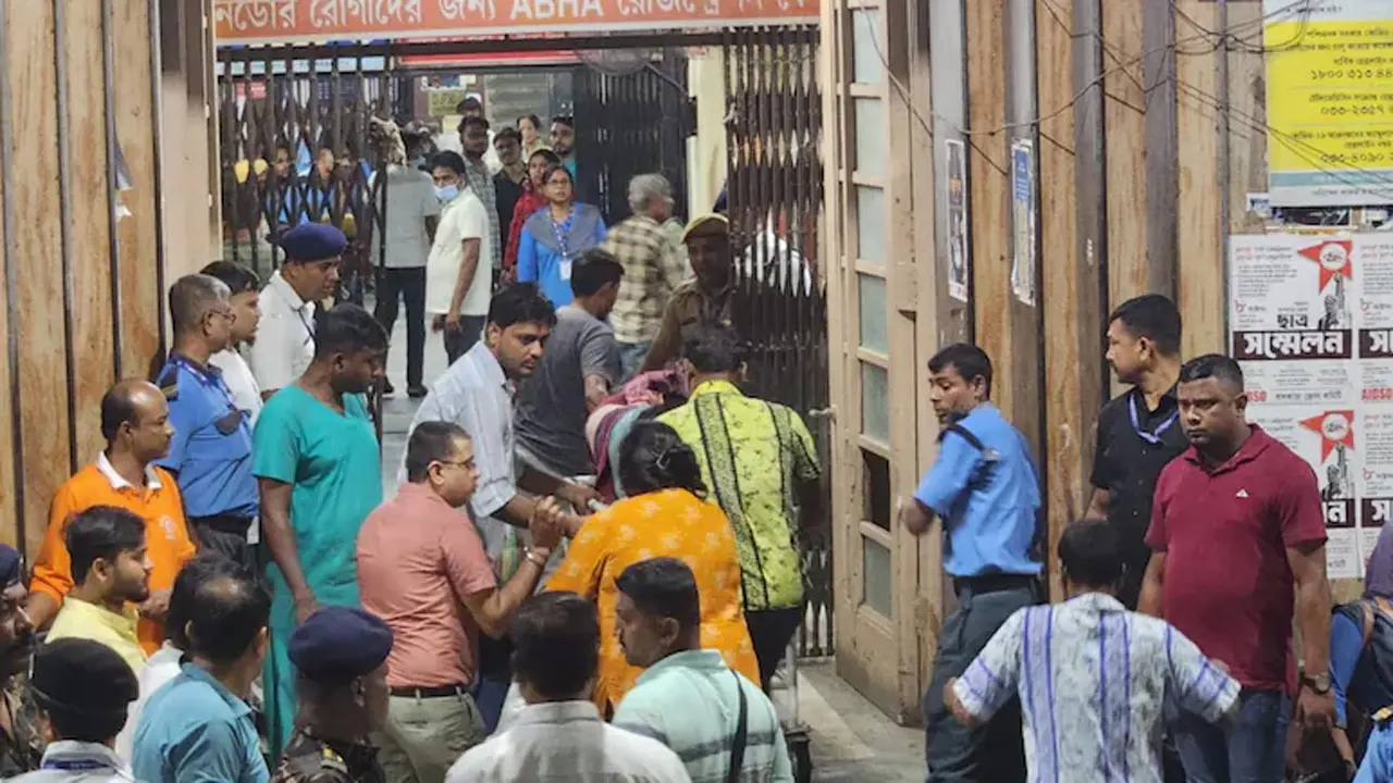 কলকাতায় দুর্গাপূজার প্যান্ডেলে পদদলিত হয়ে নিহত ১৭, আহত বহু