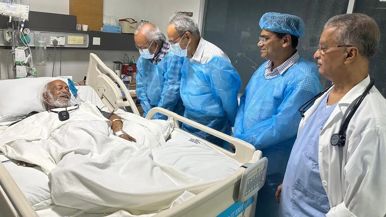 বুকে তীব্র ব্যথা নিয়ে হাসপাতালে মঈন খান, অবস্থা সংকটাপন্ন